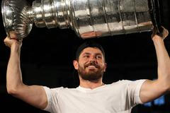 Foto: Brno vidělo po devíti letech Stanleyův pohár. Na fotku s ním čekaly stovky lidí