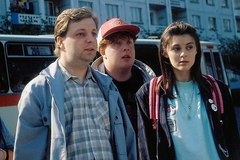 Vrať se do hrobu! ukázal nejrozjívenější socialistickou mládež ve filmu