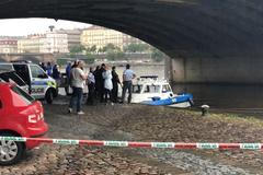 Silná bouřka se prohnala i Prahou. Hasiči z Vltavy vytáhli tělo mladé dívky