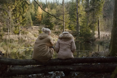 Chata je úžasný katalyzátor vztahů, říká režisér Tomáš Pavlíček