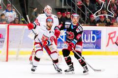 Třinec - Hradec, 4. semifinále play-off hokejové extraligy 2018: Dominik Graňák (vlevo) a Roman Vlach, v pozadí brankář Patrik Rybár