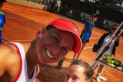 Andrea Sestini Hlaváčková si s Barborou Strýcovou po vítězném čtvrtfinále v Římě