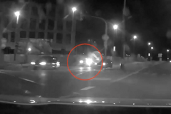 Zdrogovaný řidič chtěl v kradeném autě ujet policejní hlídce. To převrátil na tramvajovém pásu