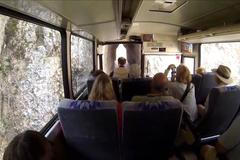 Silnice ve skále. Autobusem tudy projede jen opravdový profík