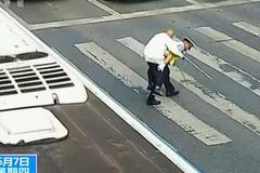 Policista pomohl staříkovi přes rušnou silnici. Přenesl ho na zádech