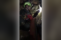 Záchranáři odvrtávali jeskyni. Chtěli potápěčům usnadnit záchranu uvízlých chlapců