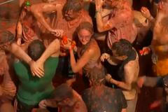 Španělské město Buñol se proměnilo v rudé bitevní pole. Sledujte rajčatovou bitvu