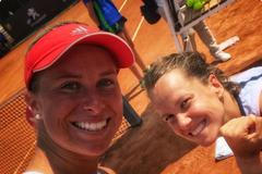 Andrea Sestini Hlaváčková si s Barborou Strýcovou po vítězném čtvrtfinále v Římě