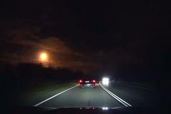 Noční oblohou prolétla žhavá koule. Vzácný úkaz zachytily kamery obyvatel australského Perthu