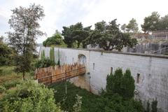 Chorvatské město Pula a nedaleká pevnost Punta Christo