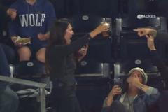 Fanynka při zápasu chytila míček do kelímku s pivem. Radostí nápoj vypila