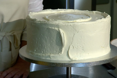 Citronová náplň a piškot a švýcarský máslový krém. Tak bude vypadat královský svatební dort