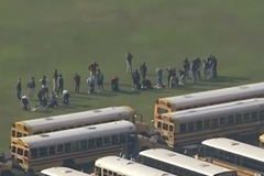 Střelec pronikl do třídy střední školy u texaského Houstonu. Sledujte záběry z vrtulníku