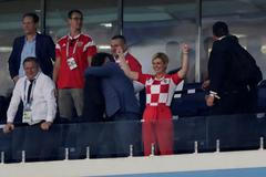 Chorvatská prezidentka Kolinda Grabarová Kitarovičová slaví po zápase Rusko - Chorvatsko na MS 2018