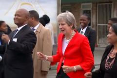 Britská premiérka tančila při návštěvě Jižní Afriky s místními studenty