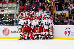 Třinec - Hradec, 4. semifinále play-off hokejové extraligy 2018: Radost hradeckých hokejistů po gólu v prodloužení