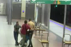 Policie hledá násilníky, kteří ve stanici metra Bořislavka brutálně napadli muže