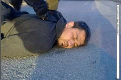 Rakhmat Akilov 7. dubna 2017, když ho po teroristickém útoku ve Stockholmu zatýkala policie.