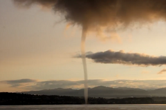 Kvůli náhlému poklesu teploty se na hladině Curyšského jezera vytvořila vodní smršť