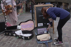 U londýnských pouličních umělců můžete platit kartou. Reagují na to, že lidé s sebou nenosí hotovost