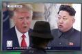 Donald Trump a Kim Čong-un na televizi v Soulu.