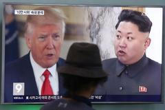 Donald Trump a Kim Čong-un na televizi v Soulu.