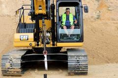 Trefit golfový míček do jamky lopatou bagru. Tak vypadá soutěž strojníků