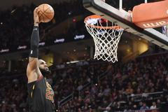 LeBron James smečuje do koše v utkání s Washingtonem