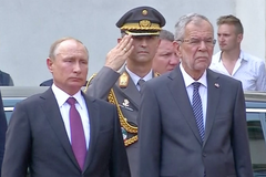 Putin přicestoval do západní Evropy. Navštívil jemu nakloněné Rakousko
