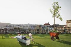 Na střeše Lucerny vyrostla zelená oáza se zvířaty i hrou na klavír