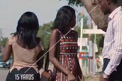 Červená karta za koukaní na pozadí? Videorozhodčí by se uživil i v našich životech