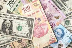 Ilustrační foto / Bankovky / Mexické pesos / Americký dolar / iStock