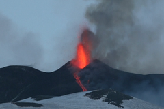 Sopka Etna opět hrozí. Chrlí lávu až do výšky 150 metrů