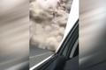 Chaos na silnici po výbuchu sopky. Policista natočil, jak jeho auto zavalil oblak popela