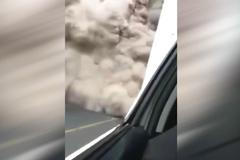 Chaos na silnici po výbuchu sopky. Policista natočil, jak jeho auto zavalil oblak popela