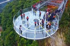 200 metrů nad údolím. V Číně vyrostla další dechberoucí stavba se skleněným dnem