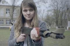 Střelnice ve třídě a povinný vojenský výcvik. Ukrajinští studenti se ve škole učí válčit