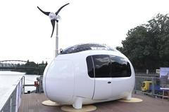 Unikátní mikrodům dorazil do Prahy. Je energeticky soběstačný a dá se převést autem i vrtulníkem