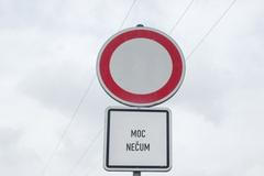 léto 2018 TOP 50 Čtenářská soutěž Cedule nápisy hrozby výzvy zákazy příkazy značky