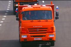 Kamaz řízený Putinem není ruský. Je dobré si to po jeho cestě na Krym připomenout