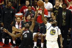 Clint Capela a Draymond Green v play off 2018