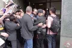 Johnny Depp se podepisuje fanouškům v Berlíně, 3. června 2018