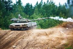 Tank - příroda - vojáci - cvičení