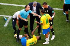 Neymar předstírá zranění na MS v utkání Brazílie vs. Mexiko