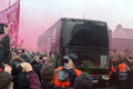 Fanoušci Liverpoolu házejí láhve na autobus s týmem Manchesteru City