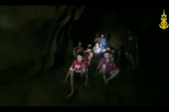 Zachránci našli mladé fotbalisty uvězněné v thajské jeskyni. Setkání si natočili