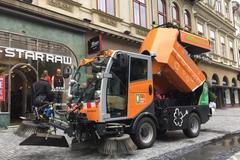 Zametat ulice v centru Prahy budou poprvé elektrická vozítka