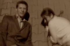 Záběry z dokumentu o zabití Čechů polským vojákem v době invaze 68