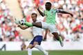 fotbal, příprava na MS 2018, Anglie - Nigérie, Kenneth Omeruo a Harry Kane