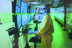 Laserový systém kousek za Prahou má stokrát větší výkon než všechny elektrárny v Česku